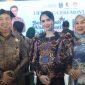 Bupati Jombang Warsubi, Ketua Dekranasda Kabupaten Jombang dan Yuliati Nugrahani Warsubi foto bersama Arumi Bachsin di acara  Wastra Batik Bojonegoro Festival (BWBF) 2025. (Foto: dok)