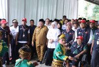 Gubernur Jawa Timur Khofifah Indar Parawansa dan Bupati Jombang Warsubi dalam acara Permata CAI di Wonosalam. (Foto dok)