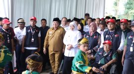 Gubernur Jawa Timur Khofifah Indar Parawansa dan Bupati Jombang Warsubi dalam acara Permata CAI di Wonosalam. (Foto dok)