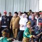 Gubernur Jawa Timur Khofifah Indar Parawansa dan Bupati Jombang Warsubi dalam acara Permata CAI di Wonosalam. (Foto dok)