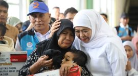 Gubernur Jawa Timur, Khofifah Indar Parawansa menyalurkan bantuan Pemerintah Provinsi Jawa Timur di Gedung PSBR Jombang. (Foto: dok)