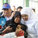 Gubernur Jawa Timur, Khofifah Indar Parawansa menyalurkan bantuan Pemerintah Provinsi Jawa Timur di Gedung PSBR Jombang. (Foto: dok)