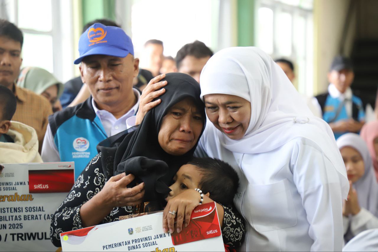 Gubernur Jawa Timur, Khofifah Indar Parawansa menyalurkan bantuan Pemerintah Provinsi Jawa Timur di Gedung PSBR Jombang. (Foto: dok)