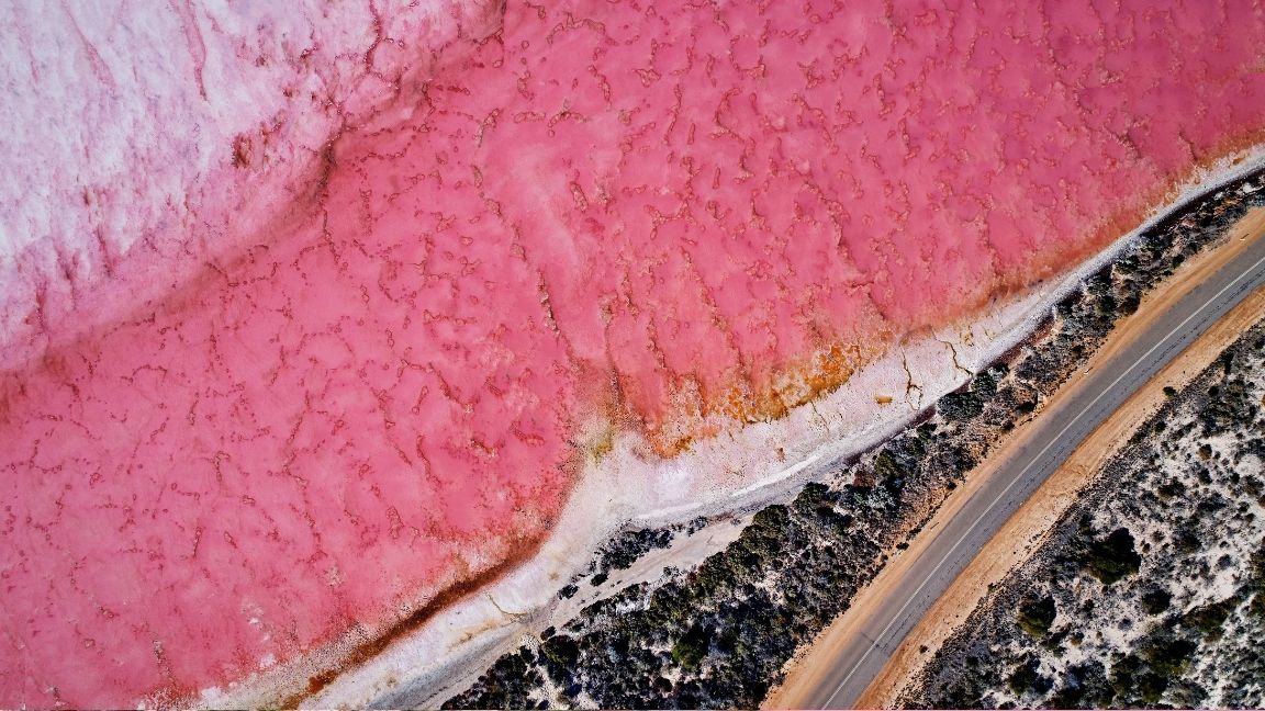 Hutt Lagoon danau merah muda yang berubah ubah warna seiring cahaya matahari