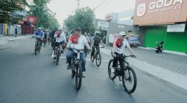 Kapolres Jombang AKBP Ardi Kurniawan dan Bupati Jombang Warsubi dalam acara Fun Bike dalam ragka Hari Bhayangkara Ke-79 di Mapolres Jombang. (Foto: dok)