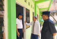 Sekda Jombang Agus Purnomo dan Asisten Pemerintahan dan Kesejahteraan Rakyat Sekda Jombang, Purwanto, saat meninjau Sekolah Rakyat di SKB Mojoagung. (Foto: dok)