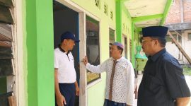 Sekda Jombang Agus Purnomo dan Asisten Pemerintahan dan Kesejahteraan Rakyat Sekda Jombang, Purwanto, saat meninjau Sekolah Rakyat di SKB Mojoagung. (Foto: dok)