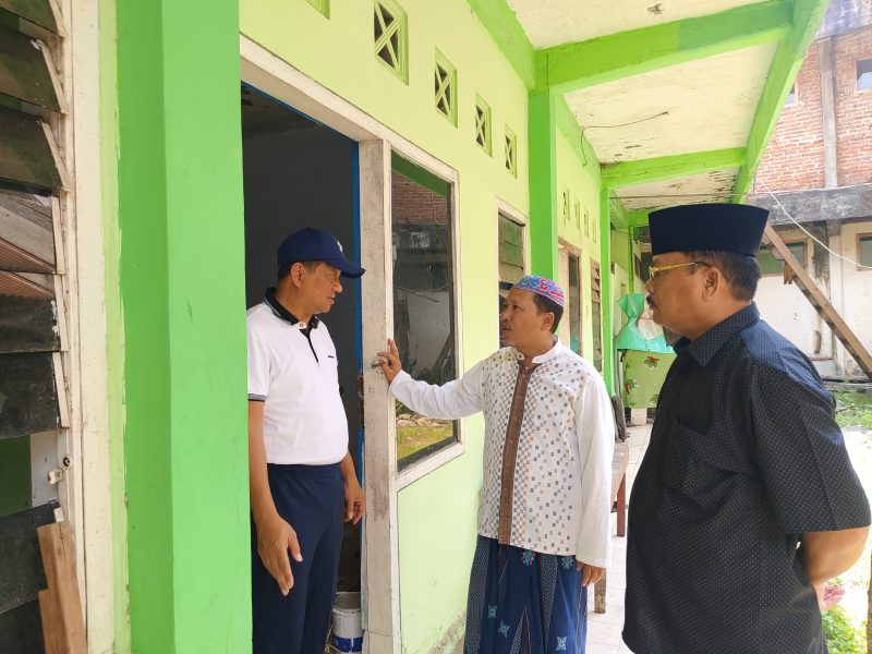 Sekda Jombang Agus Purnomo dan Asisten Pemerintahan dan Kesejahteraan Rakyat Sekda Jombang, Purwanto, saat meninjau Sekolah Rakyat di SKB Mojoagung. (Foto: dok)