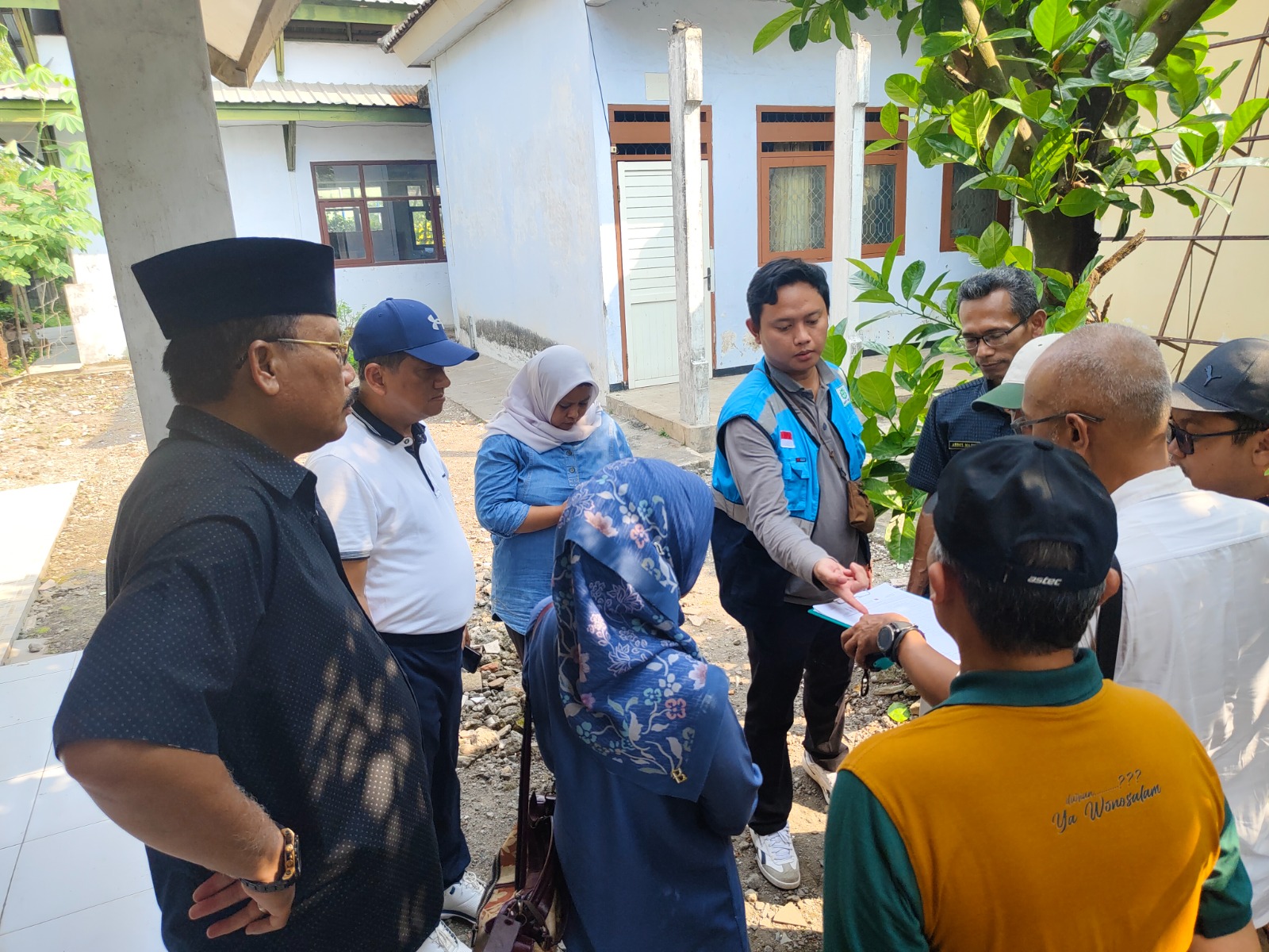 Jombang Siap Luncurkan Sekolah Rakyat, SKB Mojoagung Jadi Titik Prioritas Bupati Warsubi 2 Sekda Jombang Agus Purnomo dan Asisten Pemerintahan dan Kesejahteraan Rakyat Sekda Jombang, Purwanto, saat meninjau Sekolah Rakyat di SKB Mojoagung. (Foto: dok)