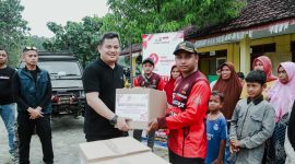 Kapolres Jombang AKBP Ardi Kurniawan bersama jajaran Pejabat Utama Polres Jombang menyalurkan bantuan sosial (bansos) di Dusun Kedungdendeng, Desa Jipurapah, Kecamatan Plandaan, Minggu (2262025). (Foto: dok)