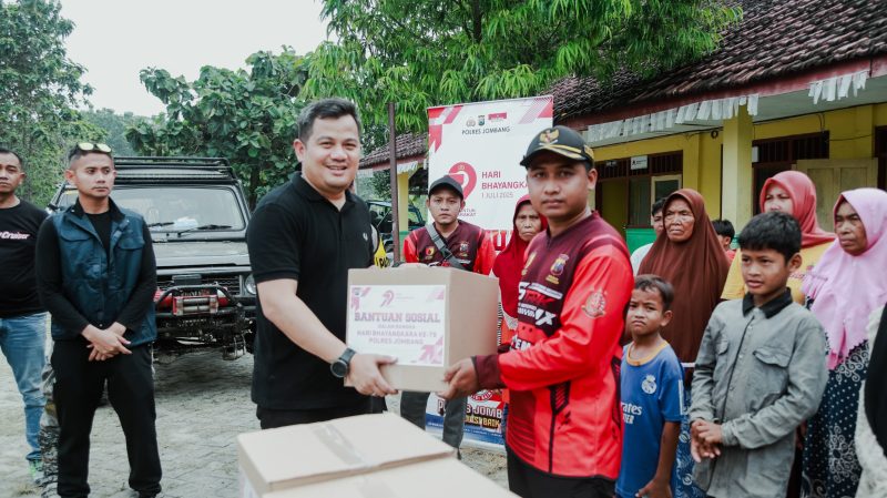 Kapolres Jombang AKBP Ardi Kurniawan bersama jajaran Pejabat Utama Polres Jombang menyalurkan bantuan sosial (bansos) di Dusun Kedungdendeng, Desa Jipurapah, Kecamatan Plandaan, Minggu (2262025). (Foto: dok)