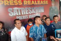 Kasat Reskrim Jombang, AKP Margo dalam konfrensi pers kasus perampokan bermodus polisi gadungan. (Foto: Nury)
