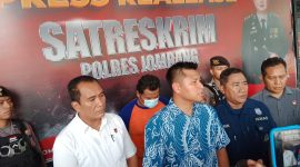 Kasat Reskrim Jombang, AKP Margo dalam konfrensi pers kasus perampokan bermodus polisi gadungan. (Foto: Nury)