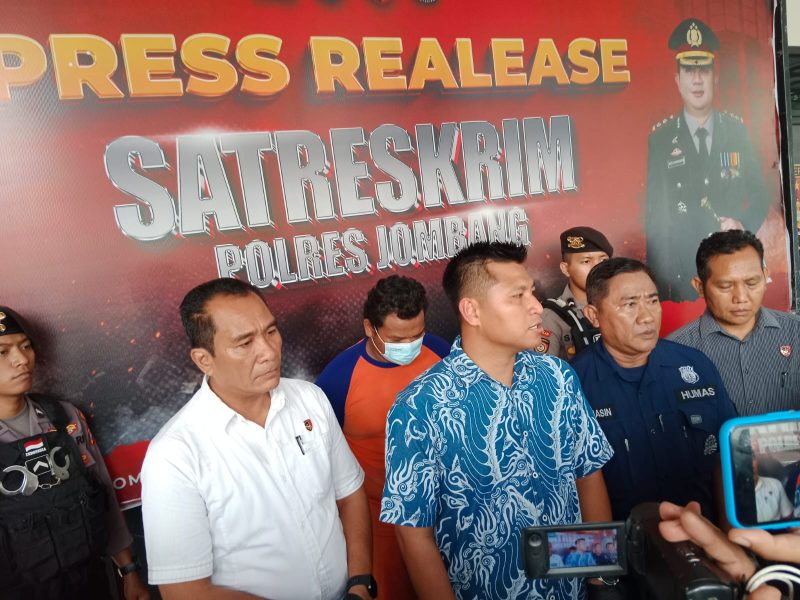 Kasat Reskrim Jombang, AKP Margo dalam konfrensi pers kasus perampokan bermodus polisi gadungan. (Foto: Nury)