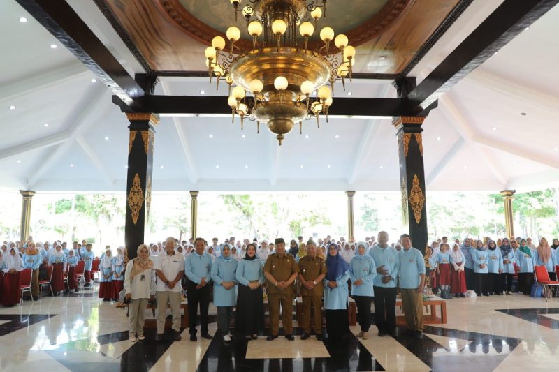 Bupati Jombang Warsubi dan Wakil Bupati Salman dalam acara Pemkab Jombang gaungkan pola makan B2SA dukung Generasi Sehat Menuju Indonesia Emas 2045. (Foto: dok)