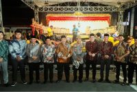 Bupati Jombang Warsubi, Wakil Bupati Salman, Sekda Agus Purnomo bersama Kapolres Jombang AKBP Ardi Kurniawan, Ki Dalang AKP Sartono dan jajaran Forkopimda dan pejabat utama Polres dalam acara pagelaran watang kulit dan campursari memperingati Hari Bhayangkara ke-79. (Foto: dok)