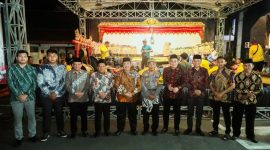 Bupati Jombang Warsubi, Wakil Bupati Salman, Sekda Agus Purnomo bersama Kapolres Jombang AKBP Ardi Kurniawan, Ki Dalang AKP Sartono dan jajaran Forkopimda dan pejabat utama Polres dalam acara pagelaran watang kulit dan campursari memperingati Hari Bhayangkara ke-79. (Foto: dok)