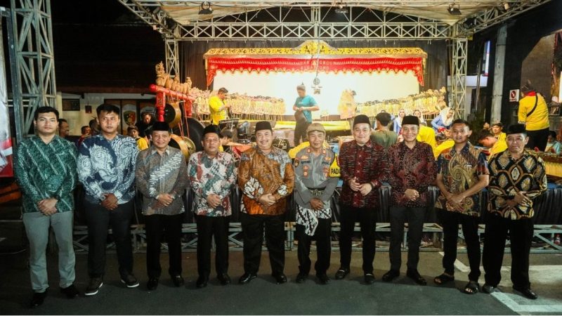 Bupati Jombang Warsubi, Wakil Bupati Salman, Sekda Agus Purnomo bersama Kapolres Jombang AKBP Ardi Kurniawan, Ki Dalang AKP Sartono dan jajaran Forkopimda dan pejabat utama Polres dalam acara pagelaran watang kulit dan campursari memperingati Hari Bhayangkara ke-79. (Foto: dok)