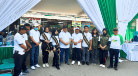 Bupati Jombang Warsubi, Wakil Bupati M. Salmanudin, Sekretaris Daerah (sekda) Jombang Agus Purnomo, serta Kepala Dinas Lingkungan Hidup (DLH) Jombang Miftahul Ulum, bersama para penggiat lingkungan dari berbagai elemen masyarakat. (Foto: Apriani Alva)