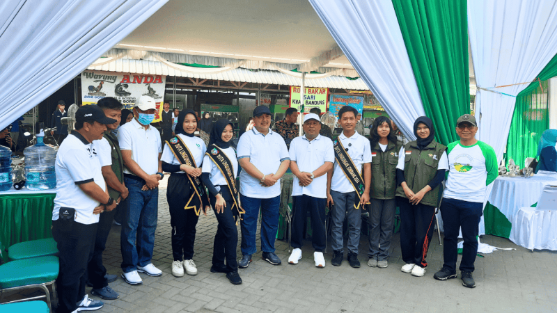 Bupati Jombang Warsubi, Wakil Bupati M. Salmanudin, Sekretaris Daerah (sekda) Jombang Agus Purnomo, serta Kepala Dinas Lingkungan Hidup (DLH) Jombang Miftahul Ulum, bersama para penggiat lingkungan dari berbagai elemen masyarakat. (Foto: Apriani Alva)