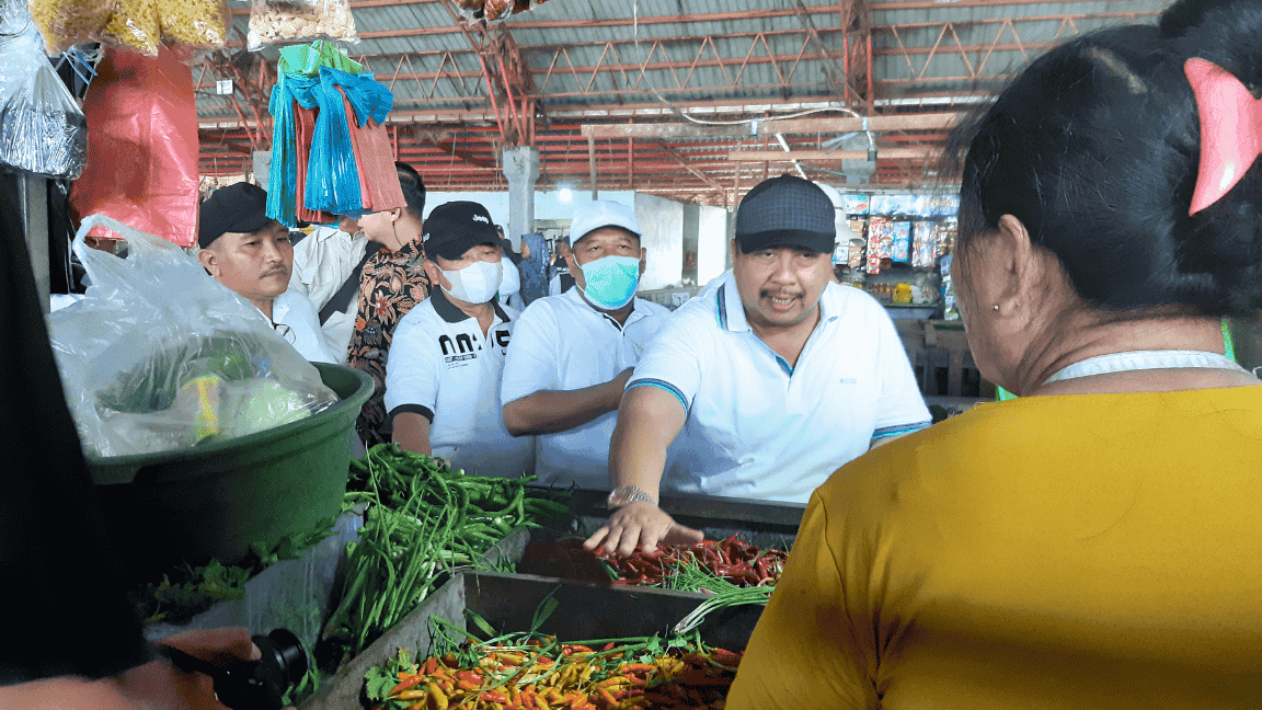 Bupati Jombang Warsubi, Wakil Bupati M. Salmanudin, Sekretaris Daerah (sekda) Jombang Agus Purnomo, serta Kepala Dinas Lingkungan Hidup (DLH) Jombang Miftahul Ulum mendengar aspirasi pedagang Pasar Peterongan. (Foto: Apriani Alva)