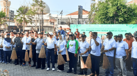 Sekda Jombang Agus Purnomo dalam acara Peringatan Hari Lingkungan Hidup Sedunia 5 Juni 2025 bersama Kepala DLH Jombang Miftahul Ulum di Pasar Peterongan. (Foto: Apriania Alva)