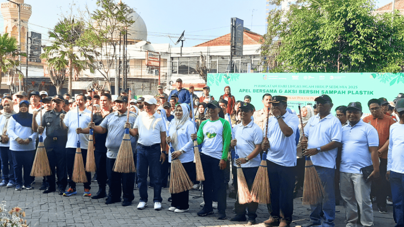 Sekda Jombang Agus Purnomo dalam acara Peringatan Hari Lingkungan Hidup Sedunia 5 Juni 2025 bersama Kepala DLH Jombang Miftahul Ulum di Pasar Peterongan. (Foto: Apriania Alva)