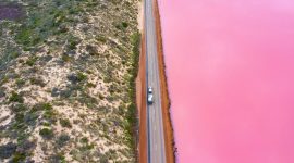Pink Lake salah satu keindahan alam Australia Barat yang menjadi daya pikat wisatawan mancanegara. (Foto Tourism Western Australia)