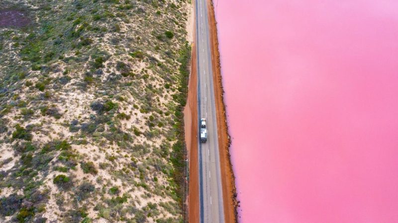 Pink Lake salah satu keindahan alam Australia Barat yang menjadi daya pikat wisatawan mancanegara. (Foto Tourism Western Australia)