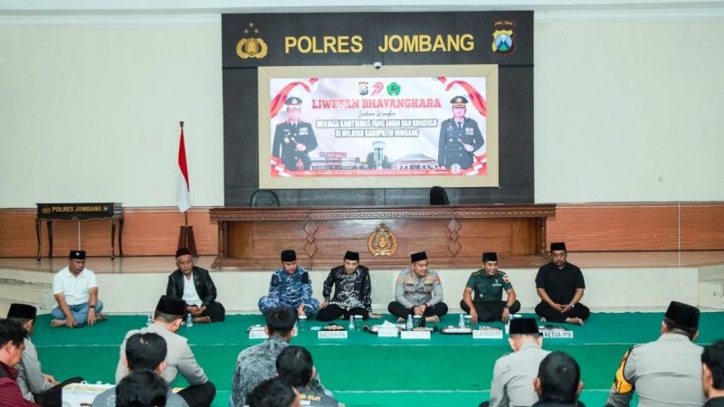 Polres Jombang menggekkar acara liwetan bersama perguruan silat peringati HUT Bhayangkara ke-79 dan 1 Muharram. (Foto dok)