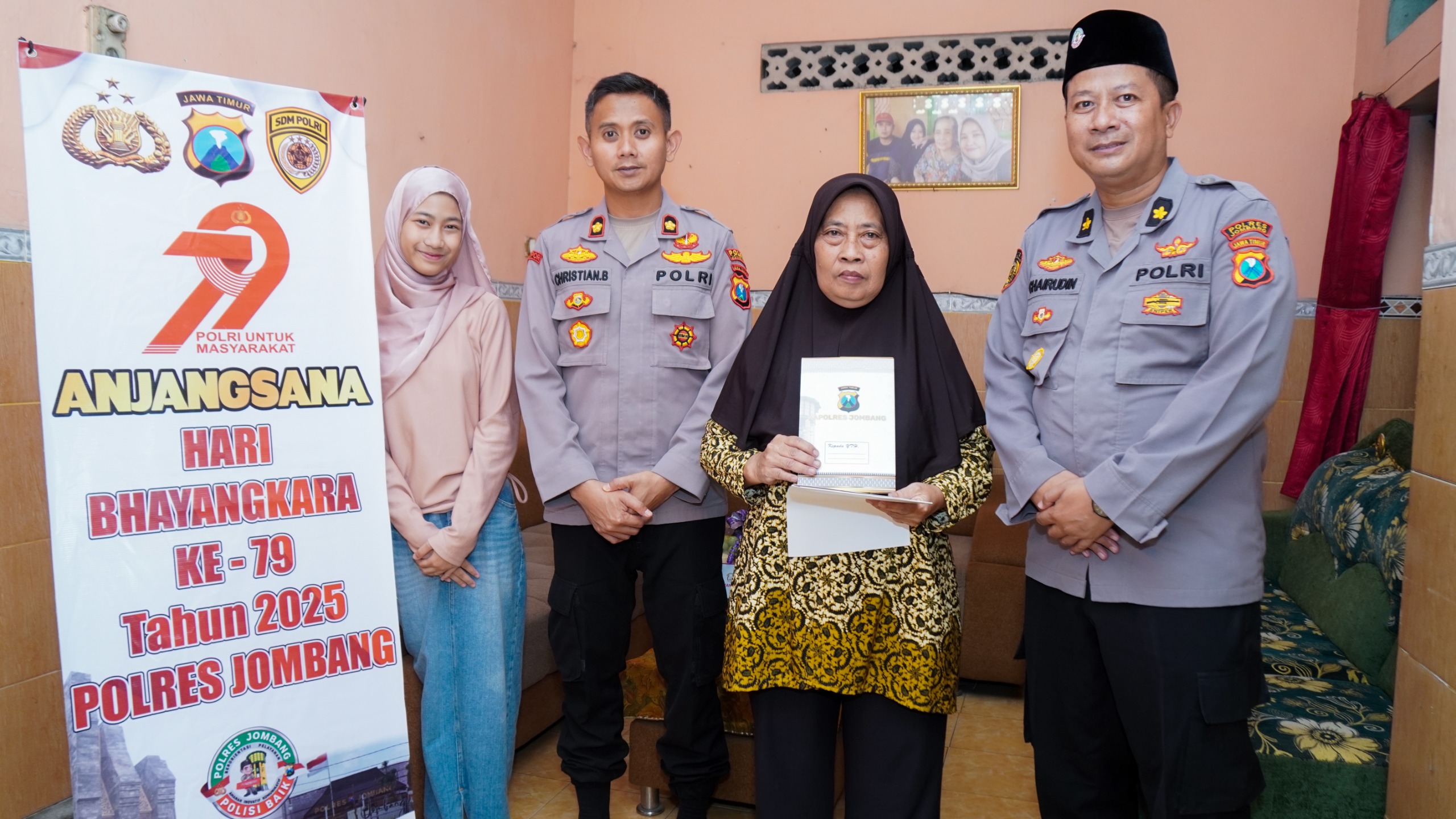 Peringati Hari Bhayangkara ke-79, Polres Jombang Gelar Anjangsana untuk Anggota Sakit dan Purnawirawan 1 Polres Jombang menggelar kegiatan anjangsana dalam rangka memperingati Hari Bhayangkara ke-79 tahun 2025. (Foto dok)
