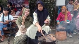 Pratiwi, Juara 1 Lomba Sangrai Kopi Manual di Wiwit Kopi 2025 Segunung Wonosalam Jombang. (Foto: Nury)