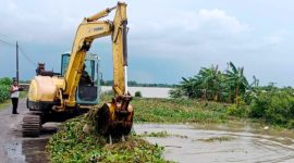 Proses pembersihan sungai yang dilakukan PUPR. (Foto: dok)