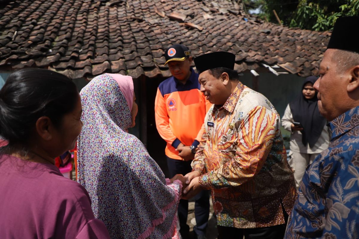 Bupati Jombang Warsubi memberikan bantuan pada warga miskin extrem di Dusun Semanding, Desa Sumbermulyo, Kecamatan Jogoroto. (Foto: dok)