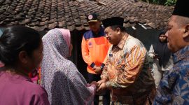 Bupati Jombang Warsubi memberikan bantuan pada warga miskin extrem di Dusun Semanding, Desa Sumbermulyo, Kecamatan Jogoroto. (Foto: dok)