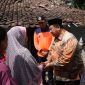 Bupati Jombang Warsubi memberikan bantuan pada warga miskin extrem di Dusun Semanding, Desa Sumbermulyo, Kecamatan Jogoroto. (Foto: dok)