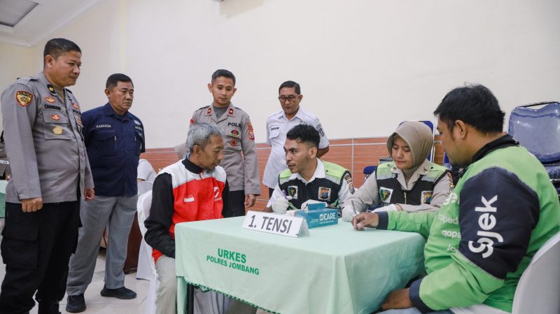 Polres Jombang gelar bakti kesehatan dan bagikan bansos sambut HUT Bhayangkara ke-79. (Foto: dok)
