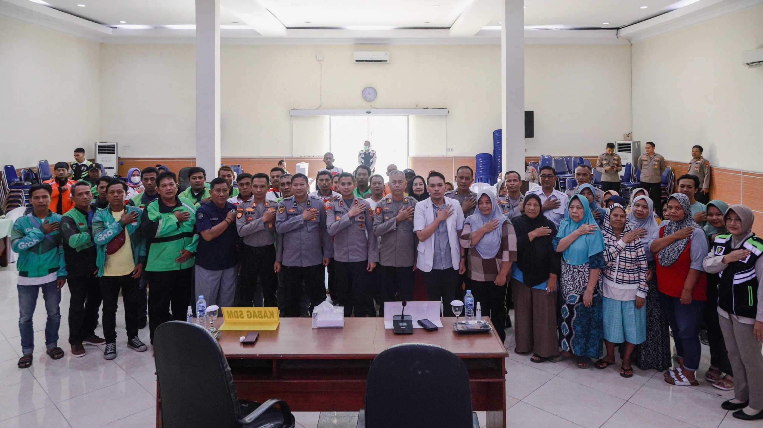 Polres Jombang gelar bakti kesehatan dan bagikan bansos sambut HUT Bhayangkara ke-79. (Foto: dok)