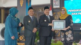 Santi, Ketua Pokja IV TP PKK Kaliwungu saat menerima piagam dari Bupati Warsubi di Pendopo. (Foto: dok)