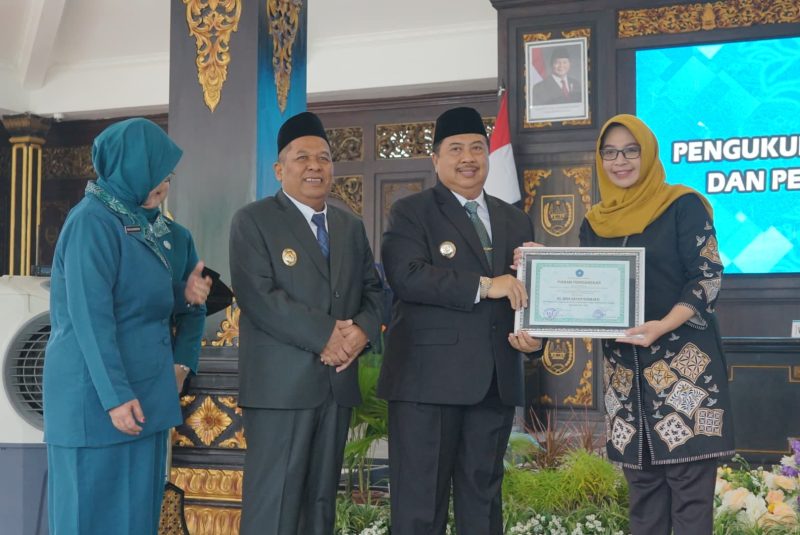 Santi, Ketua Pokja IV TP PKK Kaliwungu saat menerima piagam dari Bupati Warsubi di Pendopo. (Foto: dok)