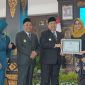 Santi, Ketua Pokja IV TP PKK Kaliwungu saat menerima piagam dari Bupati Warsubi di Pendopo. (Foto: dok)