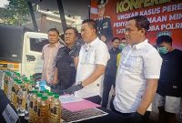 Satresnarkoba Polres Jombang merilis kasus peredaran 1.300 miras jenis arak Bali berikut empat tersangka.