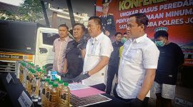 Satresnarkoba Polres Jombang merilis kasus peredaran 1.300 miras jenis arak Bali berikut empat tersangka.