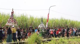 Kirab Gunungan dalam Sedekah Desa Balongbesuk, Diwek, Jombang. (Foto: Dok Jombangkab)