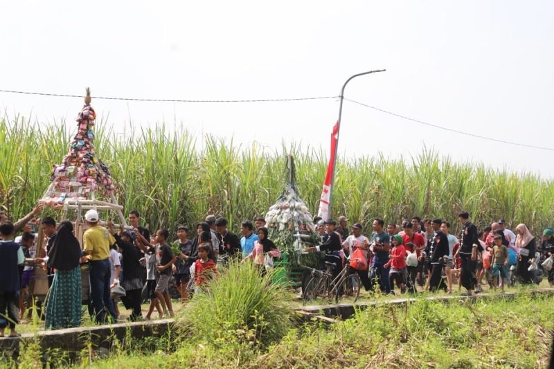 Kirab Gunungan dalam Sedekah Desa Balongbesuk, Diwek, Jombang. (Foto: Dok Jombangkab)