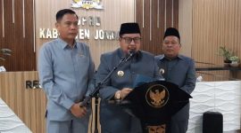 Bupati Jombang Warsubi bersama Wakil Bupati Salmanudin Yazid dan Ketua DPRD Hadi Atmaji usai disahkannya Raperda RPJMD oleh DPRD Kabupaten Jombang. (Foto Apriani Alva)