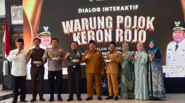 Bupati Jombang Warsubi dan Wakil Bupati Salmanudin Yazid dalam acara 100 hari Kerja Dialog Interaktif Warung Pojok Kebon Rojo di Pendopo Kabupaten Jombang. (Foto: Apriani Alva)