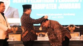 Bupati Warsubi mendapat gelar Bapak BPD Jombang dari Menteri Desa, Pembangunan Daerah Tertinggal dan Transmigrasi (Mendes PDTT) Republik Indonesia, Yandri Susanto. (Foto: dok)