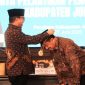 Bupati Warsubi mendapat gelar Bapak BPD Jombang dari Menteri Desa, Pembangunan Daerah Tertinggal dan Transmigrasi (Mendes PDTT) Republik Indonesia, Yandri Susanto. (Foto: dok)