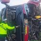 Kondisi bus Nusa Bali yang terguling di jalan tol kilometer 701+800 B, kawasan Dusun Segunung, Desa Jombok, Kecamatan Kesamben, Kabupaten Jombang. 